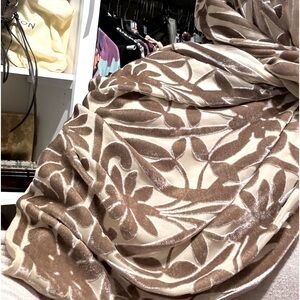 Liberty of London Shiffon Scarf

Laser cut velvety floral design over shiffon